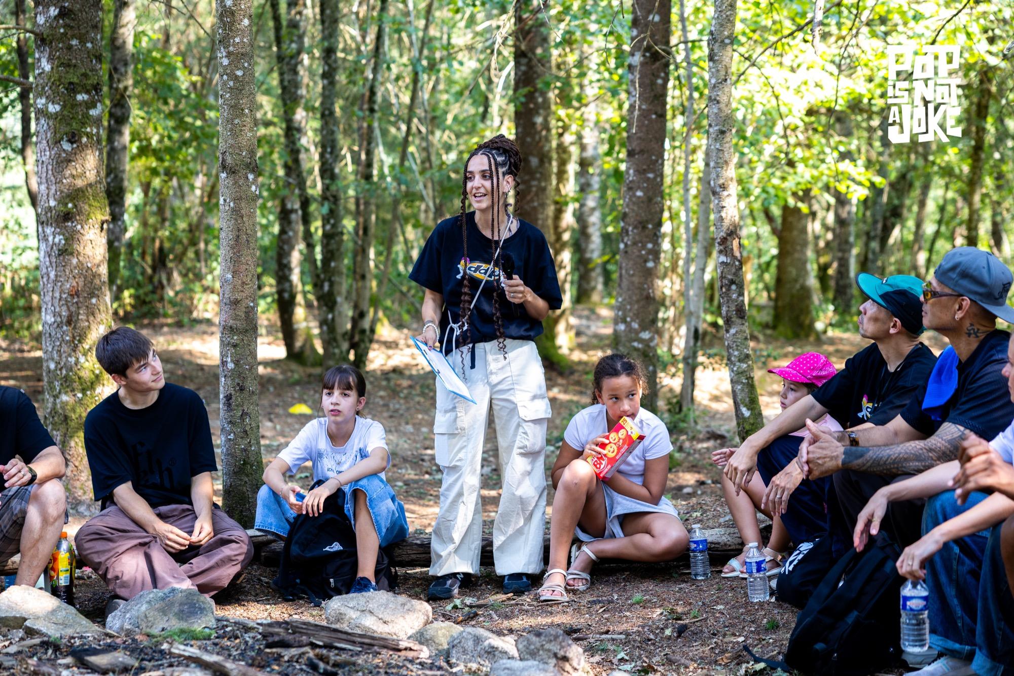 Conférence dansée de la Compagnie Zion en extérieur, face à un public assis.