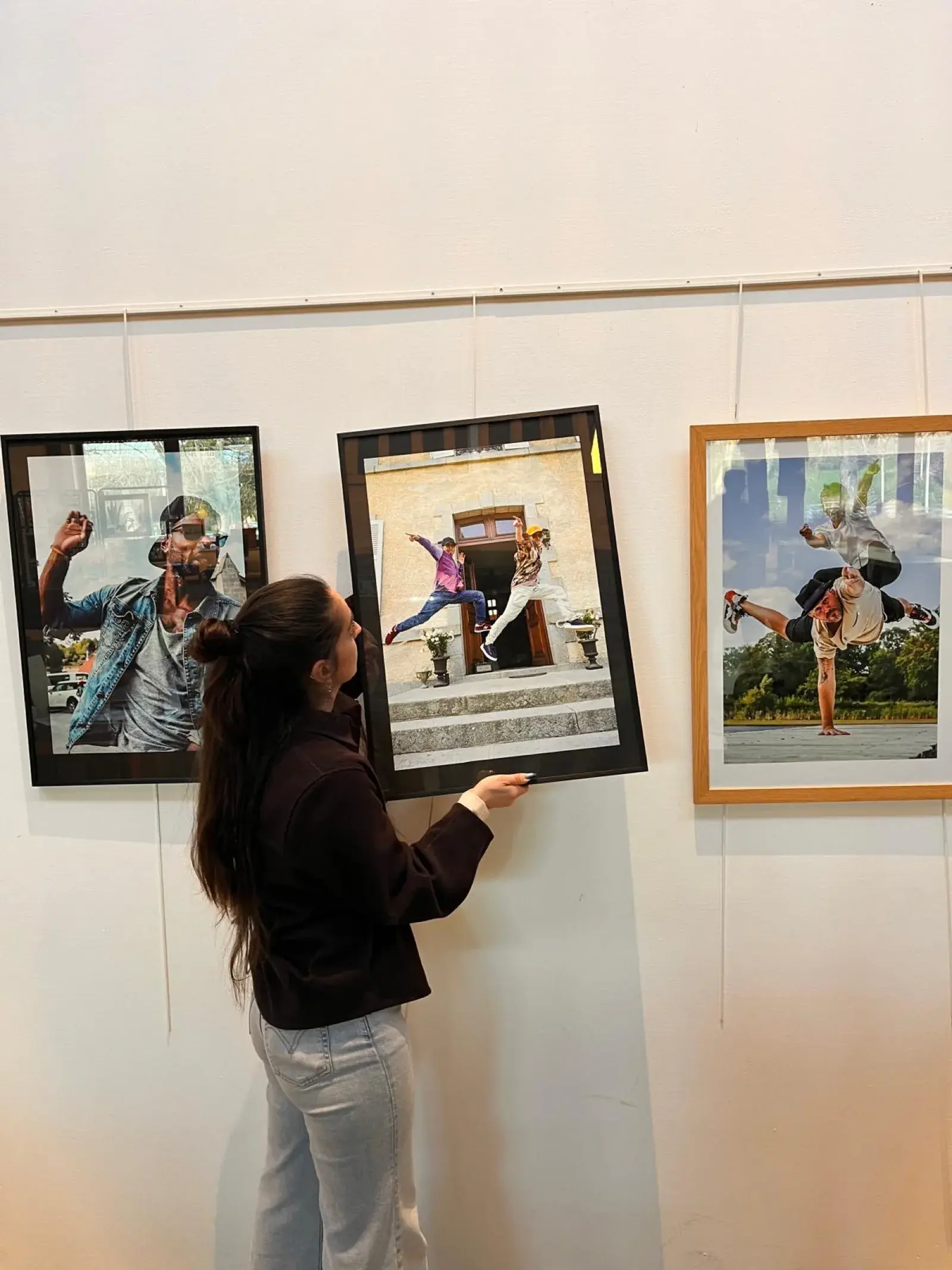 Accrochage de l'exposition « De Compton à la Creuse », portraits de danseurs locking encadrés.