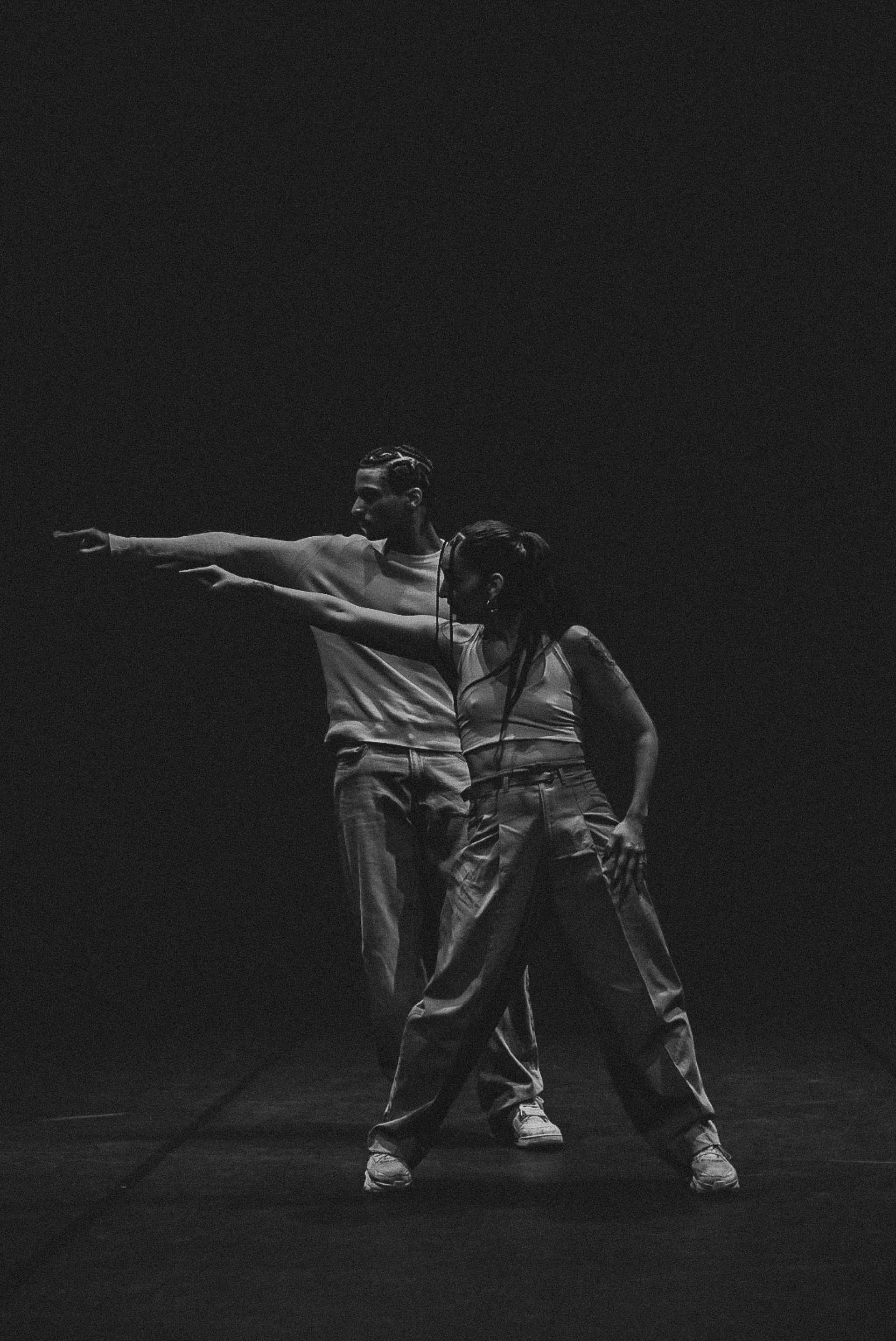 Julia Ortola en pleine performance de locking, en clair-obscur noir et blanc