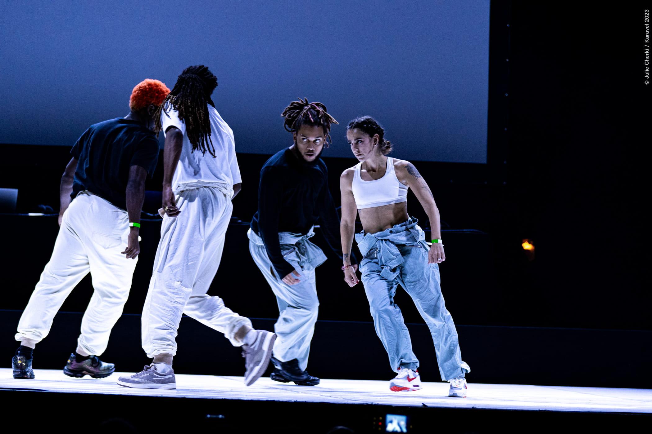 Rasine An Flèr version danse — interprète en mouvement