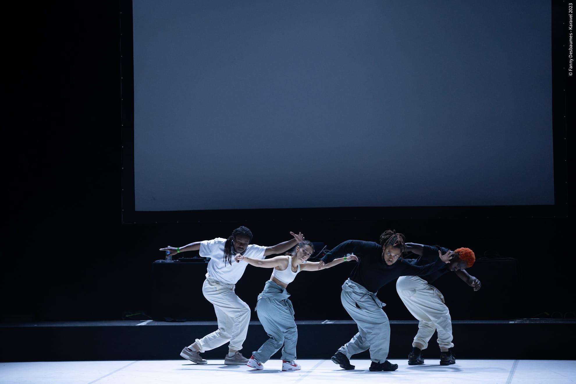 Rasine An Flèr version danse — danseurs sur scène
