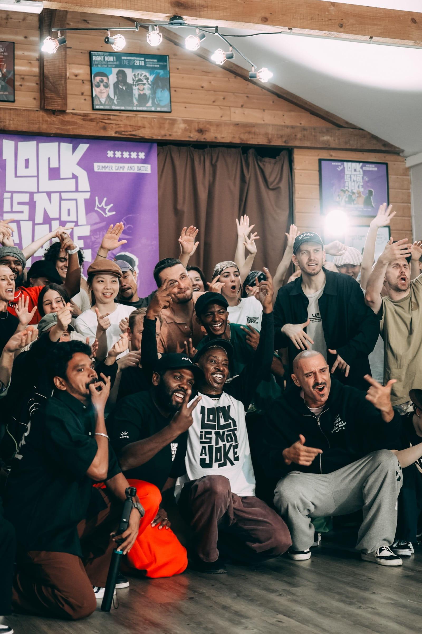 Performance funk sur scène.