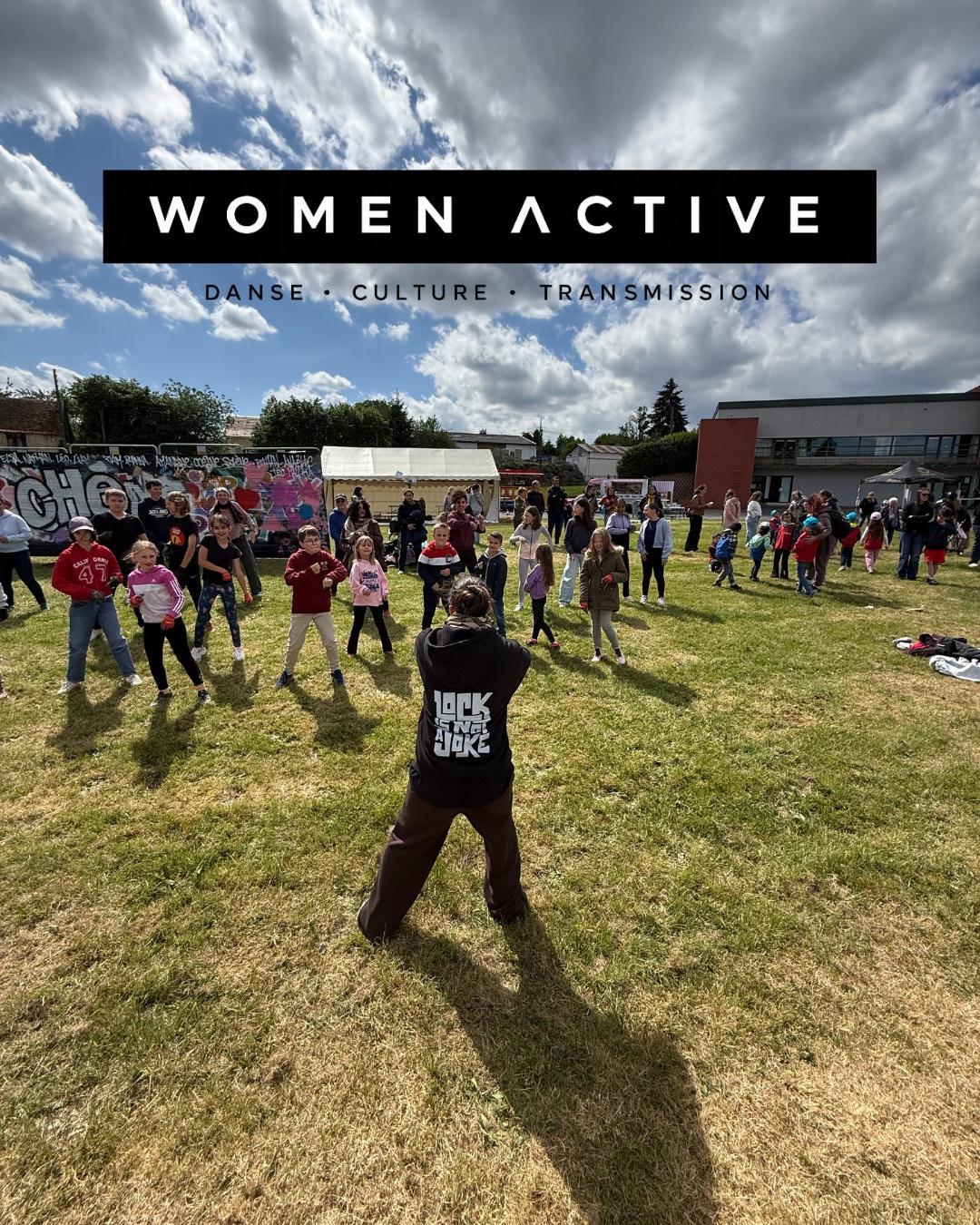 Atelier Women Active en plein air : un danseur de dos face à un groupe d'enfants en train de danser.